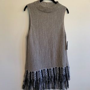 Sleeveless sweater, kits right passed the hip